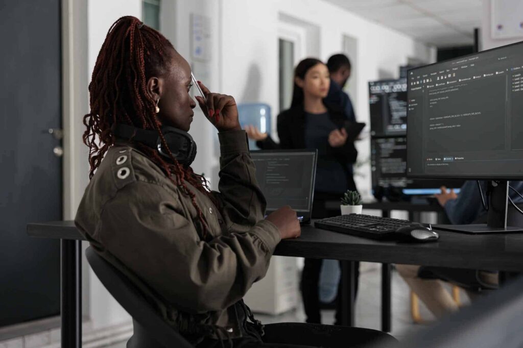 Proyecto de diseño web profesional en Perú. Profesional de marketing digital en Lima analizando estrategias y resultados